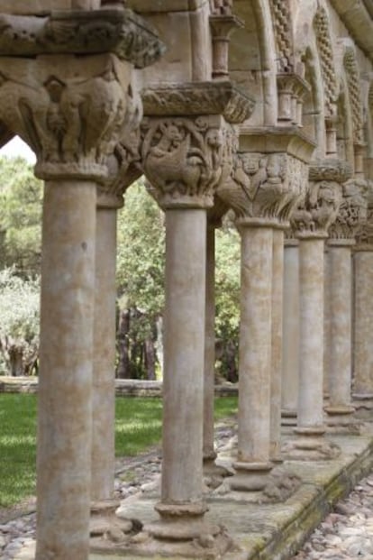 Algunos de los 44 capiteles conservados, con su fuste, en el jardín de Mas del Vent de Palamós.