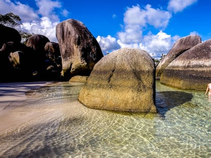 Playa en el geoparque de Belitong (Indonesia).