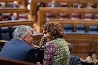 La vicepresidenta primera del Gobierno y ministra de Hacienda, María Jesús Montero, habla con el secretario de Organización del PSOE, Santos Cerdán, este martes en el Congreso de los Diputados.