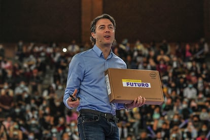 El alcalde de Medellin, Daniel Quintero, da un discurso a estudiantes de la ciudad en un evento que tuvo lugar el 10 de febrero de 2022.