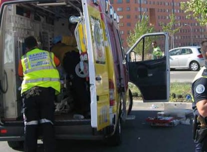 Personal del Samur atienden ayer a la víctima atropellada al cruzar por un paso de cebra.