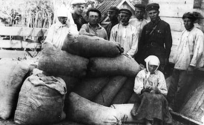 Sacos de grano confiscados a una familia 'kulak', alrededor de 1930. 