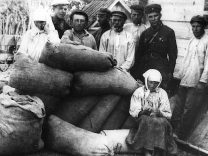 Sacos de grano confiscados a una familia 'kulak', alrededor de 1930. 