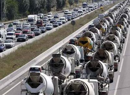 Dos carriles de la M-40, ocupados ayer por hormigoneras.