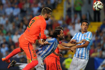 Baja en los dos últimos partidos con la selección, Gerard Piqué vuelve en un momento en el que es cuestionado en el Barça. En la imagen, en el partido contra el Málaga, el único partido que el Barcelona no ha podido ganar esta temporada en la Liga.