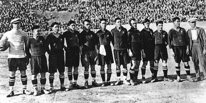 Formación del Barça en la final de Copa de 1920. De izquierda a derecha, Zamora, Planas, Surroca, Sagi, Samitier, Alcántara, Gracia, Martínez, Torralba, Piera y Sancho, junto al entrenador, Jack Greenwell.