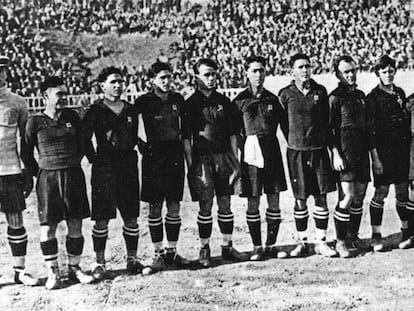 La alineación del Barça de aquella final de Copa de 1920 ante el Athletic. De izquierda a derecha, Zamora, Planas, Surroca, Sagi B., Samitier, Alcántara, Galicia, Martínez, Torralba, Piera, Sancho y Jack Greenwell, el entrenador.
