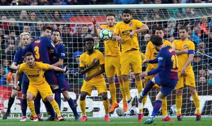 Messi, en la falta que supuso el gol de la victoria del Barça