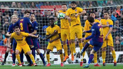 Messi, en la falta que supuso el gol de la victoria del Barça