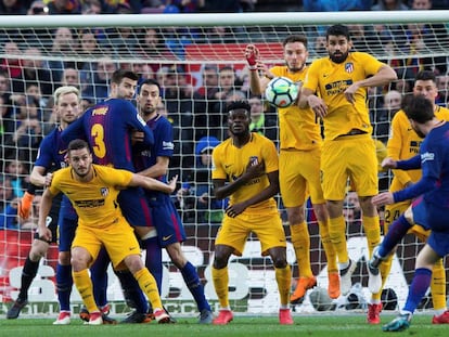 Messi, en la falta que supuso el gol de la victoria del Barça