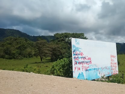 Habitantes protestan la presencia de empresa constructora y de la Policía Nacional Civil al norte de Guatemala.