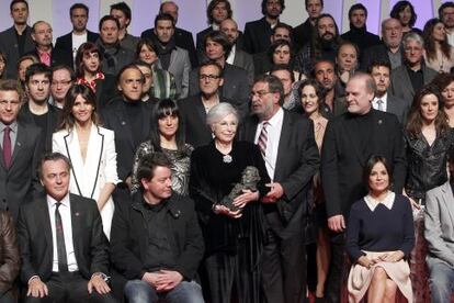 Josefina Molina posa con el Goya de honor junto al presidente de la Academia, Enrique González Macho, y rodeada de personalidades del mundo del cine español.