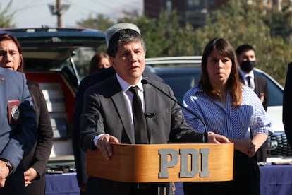 Manuel Monsalve durante una rueda de prensa tras un megaoperativo en Santiago de Chile, en abril pasado.