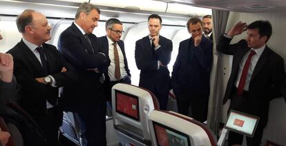 El director comercial de Iberia, Marco Sansavini (primero por la derecha), ha mostrado esta mañana la nueva cabina Turista Premium a un grupo de representantes de las agencias de viaje.