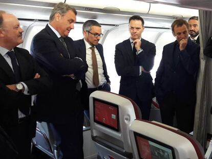 El director comercial de Iberia, Marco Sansavini (primero por la derecha), ha mostrado esta mañana la nueva cabina Turista Premium a un grupo de representantes de las agencias de viaje.