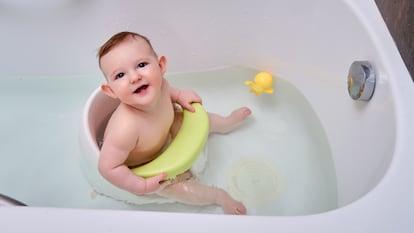 Evita que el bebé se deslice dentro de la bañera, proporcionando seguridad y comodidad.GETTY IMAGES.