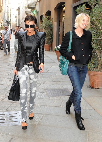 Los hombros puntiagudos de 2009. Solo las chaquetas de Balmain de 2009 han sido capaces de competir con las hombreras XL que marcaron la década de los 80. Victoria Beckham lucía esta estética de americana muy entallada y hombros puntiagudos que patentó la firma francesa para una tarde de compras por Milán. Los pantalones vaqueros decolorados y ajustados eran la prenda lógica con la que combinarla.