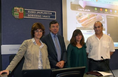 De izquierda a derecha, la cardióloga Nekane Murga; el director general de Osakidetza, Julián Pérez Gil; la médico Miriam Zulueta y el paciente Ángel Martínez