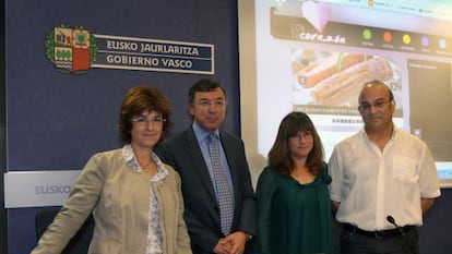 De izquierda a derecha, la cardióloga Nekane Murga; el director general de Osakidetza, Julián Pérez Gil; la médico Miriam Zulueta y el paciente Ángel Martínez