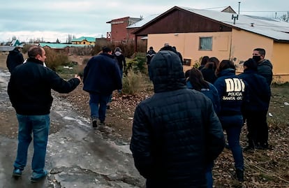 Policías en los alrededores de la casa de Fabián Gutiérrez en El Calafate.