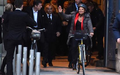 La ministra francesa de Justicia, Christiane Taubira, abandona este miércoles el ministerio en bicicleta.