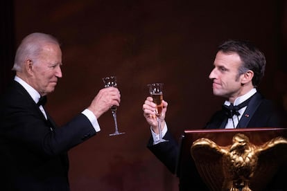 "Estoy extremadamente feliz de estar aquí para la primera visita de estado de su Administración. Y esta es, para mí, la mejor prueba de esta amistad y asociación a muy largo plazo", afirmó el presidente Macron en la cena oficial sobre su relación con el presidente estadounidense.