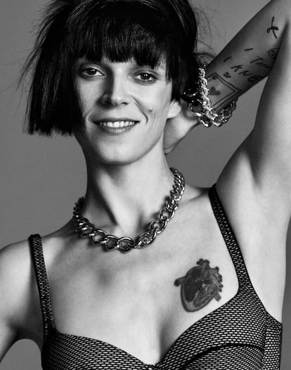 Bimba Bosé. Hija y nieta de actrices, nieta y bisnieta de toreros, sobrina de una estrella pop, Bimba consiguió hacerse un nombre propio como modelo, diseñadora, DJ, cantante y actriz. Su muerte a los 41 años, en 2017, conmocionó a muchos españoles. “Era única. Es muy especial para mí”, dice Bustos, que tomó esta imagen en 2012.