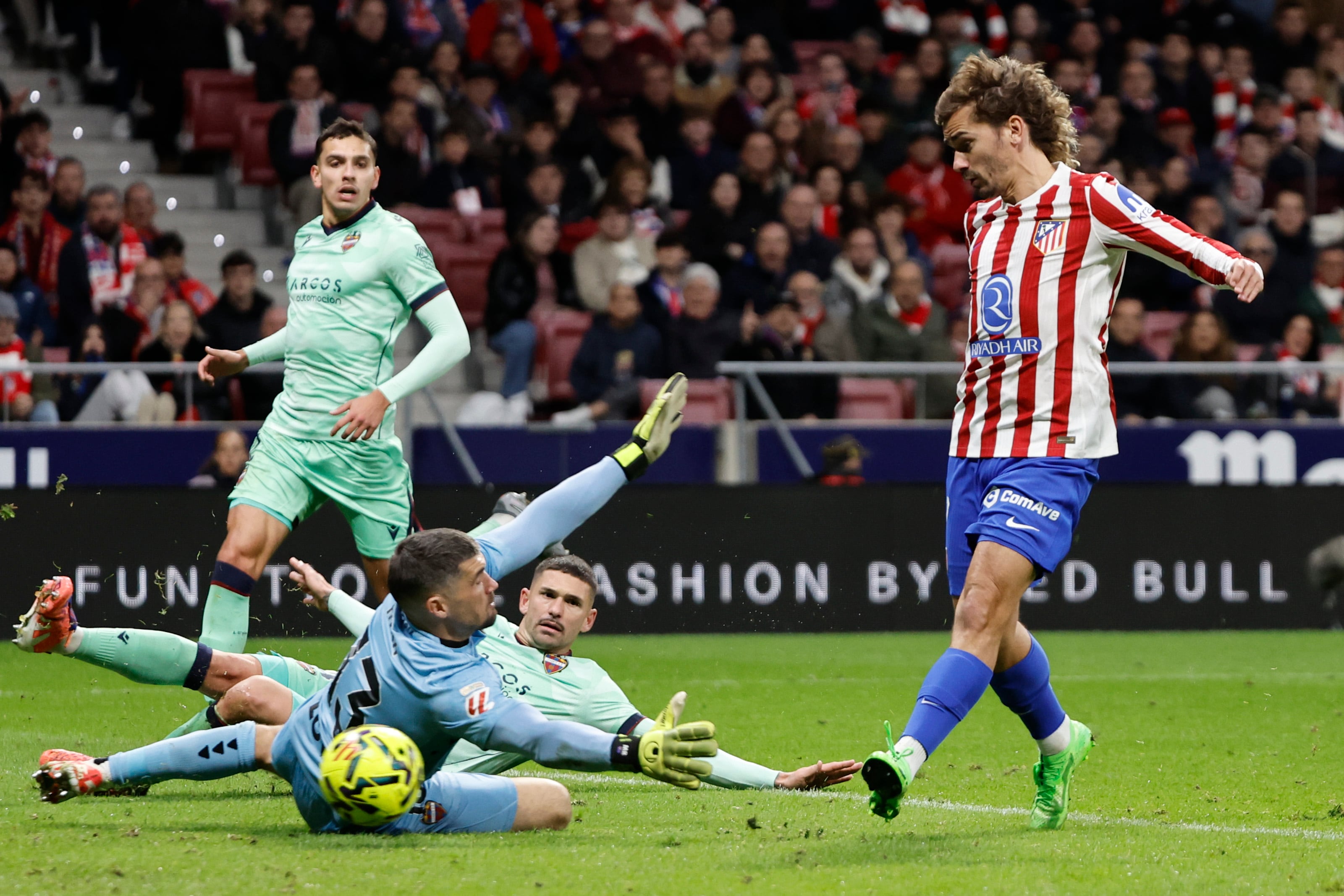 El delantero francés del Atlético de Madrid, Antoine Griezmann (d), remata ante el guardameta australiano del Levante, Mathew Ryan.