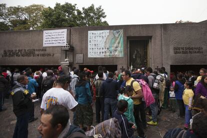 Una manta con los rostros de los 43 estudiantes desaparecidos pide por los normalistas. “Los ponemos en tu corazón de madre”, dice el mensaje.