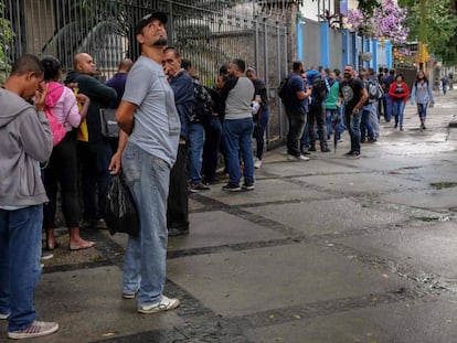 Ciudadanos haciendo cola en la feria del trabajo semanal en Río de Janeiro el pasado 28 de junio.