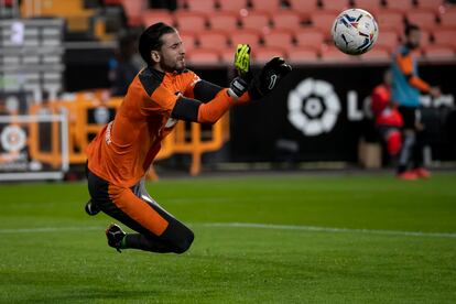 Jaume Doménech se lanza a despejar un balón el pasado 1 de noviembre en Mestalla ante el Real Madrid.