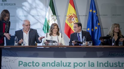 Carbonero, D&iacute;az, Gonz&aacute;lez de Lara y Castilla, durante la firma del pacto. 