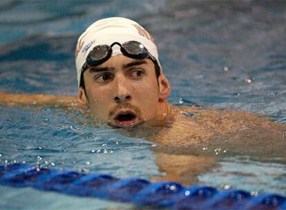 Phelps mira el cronómetro tras ganar una serie de los 100 metros mariposa.