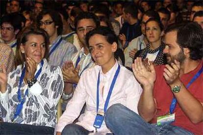 La presidenta saliente de Nuevas Generaciones, Carmen Fúnez (en el centro), y el candidato Nacho Uriarte.