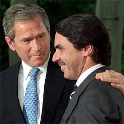 El presidente de EE UU, George W. Bush, con José María Aznar en el palacio de la Moncloa en junio de 2001.