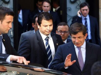 El ministro de Exteriores turco, Ahmet Davutoglu (a la derecha), ayer tras la reuni&oacute;n con el Ej&eacute;rcito en Ankara. 