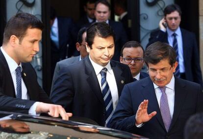 El ministro de Exteriores turco, Ahmet Davutoglu (a la derecha), ayer tras la reuni&oacute;n con el Ej&eacute;rcito en Ankara. 