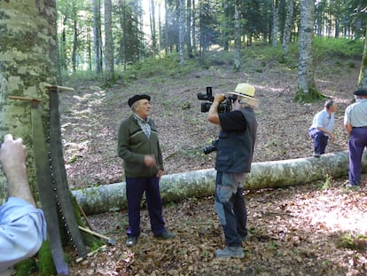 El documentalista Eugenio Monesma en el rodaje sobre el oficio de serrar grandes árboles, en una imagen cedida.