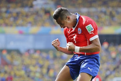 O atacante chileno Alexis Sánchez comemora o gol marcado contra o Brasil.