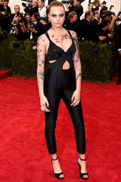 Cara Delevingne sabe inspirarse en China nada como ponerse un conjunto de pantalón negro de Stella McCartney y unos tatuajes falsos para adoptar un look oriental.