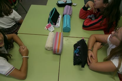 Estuches de los alumnos de una clase del colegio Daoiz y Velarde de Alcobendas (Madrid).