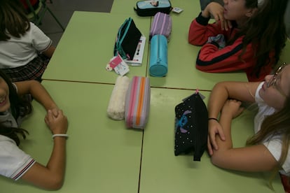 Estuches de los alumnos de una clase del colegio Daoiz y Velarde de Alcobendas (Madrid). 