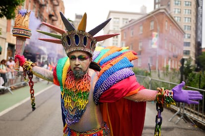 Un participante del desfile de la Marcha del Orgullo de Nueva York, en junio 2024.