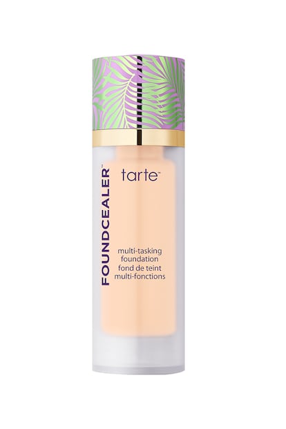 Babassu Foundcealer de Tarte. Un perfecto híbrido entre base de maquillaje y tratamiento que permite crear una cobertura personalizable y un acabado natural, luminoso y radiante durante 12 horas. Su fórmula multitarea protege, calma y nutre la piel mientras reduce la aparición de líneas finas a lo largo del día. Con aceite de semillas de babasú como ingrediente estrella y enriquecido con vitamina E, extracto de semilla de girasol y ácido hialurónico.