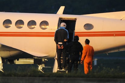 Las fuerzas de seguridad francesas escoltan a uno de los tres presuntos yihadistas con destino a París tras ser detenido en Montpellier. 