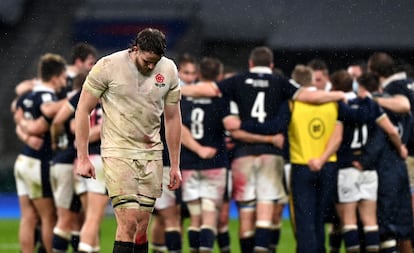 LOs jugadores escoceses celebran el triunfo en Twickenham, con un desolado Jonny Hill en primer término