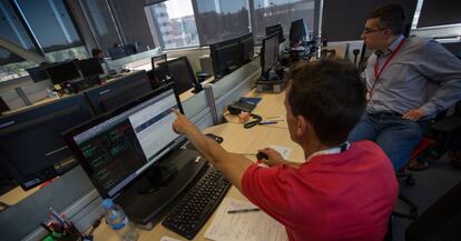 Trabajadores en la sede del Instituto Nacional de Ciberseguridad (Incibe), en León.