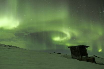 El proyecto 'Lights over Lapland' invita a un <a href="https://lightsoverlapland.com/abisko-national-park-virtual-reality-tour/" rel="nofollow" target="">viaje de cinco minutos, a través de una serie de videos 360º</a>. La aventura virtual arranca en un hotel de hielo en el parque nacional de Abisko, en la Laponia sueca, al norte del país, y prosigue en un trineo de renos que pasa por el lago Torneträsk y por un bosque de abedules, hasta llegar a una cálida cabaña de madera sami en la base del monte Noulja. A partir de ahí, el cielo nocturno brilla con los espectaculares y ondulantes trallazos de verde vibrante de las auroras boreales.