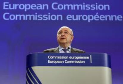 El comisario europeo de Competencia, Joaquín Almunia, ofrece una rueda de prensa en la Comisión Europea en Bruselas (Bélgica).