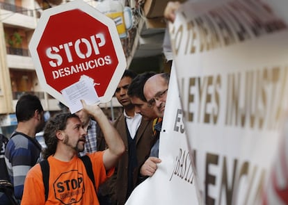 Convocadas por la Plataforma de Afectados por la Hipoteca, un grupo de personas se ha concentrado frente a la casa de Juan y Engracia para mostrarles su apoyo mientras esperaban que el juzgado les avisara de la paralización del desahucio.